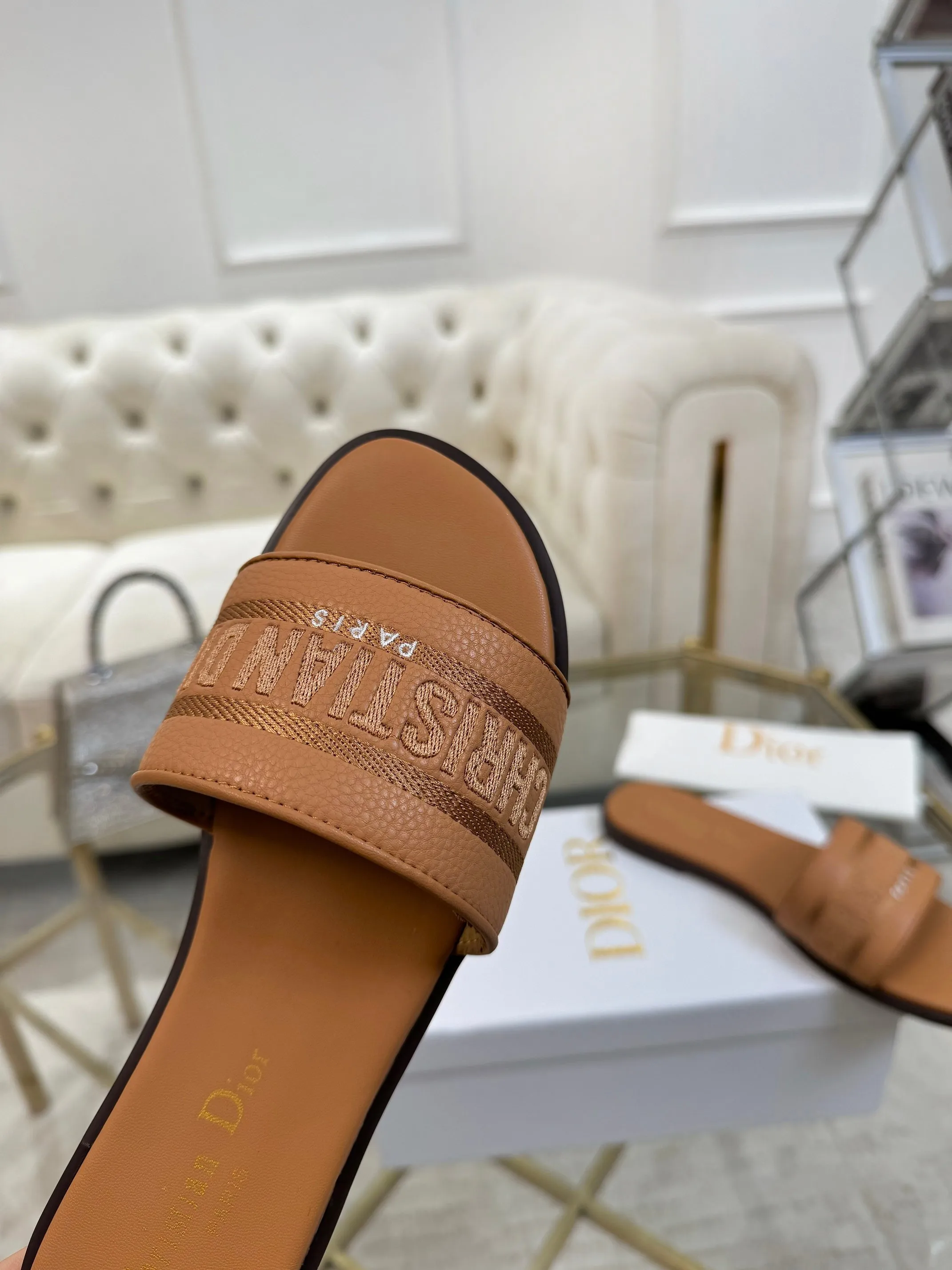 👟👟Ex-factory price 340👟👟 Genuine leather sole +40 Dior new style cowhide surface, sheepskin lining + embroidery process, 5 colors optional, code size 35-42, rubber sole, genuine leather sole +40